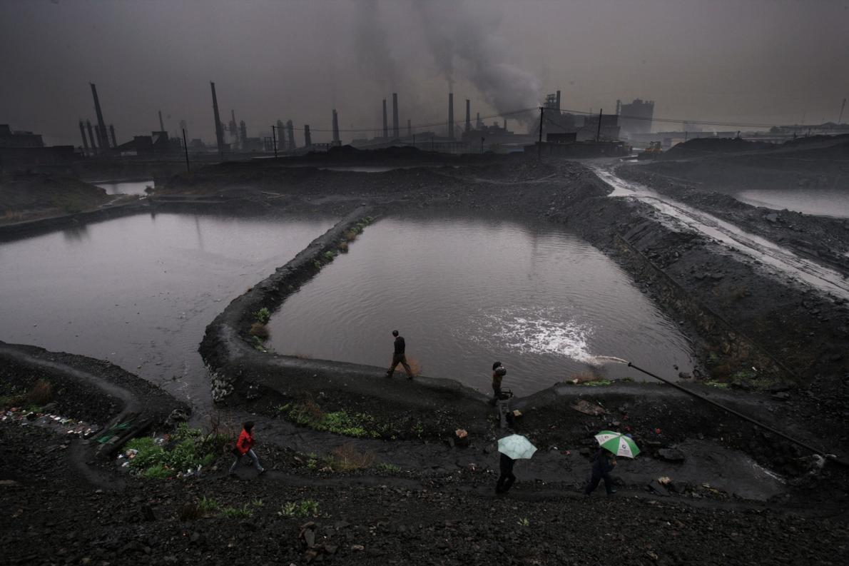Основные экологические проблемы китая. Загрязнение окружающей среды в Китае. Река Янцзы загрязнение. Китай заводы загрязнение. Экологическая катастрофа в Китае.