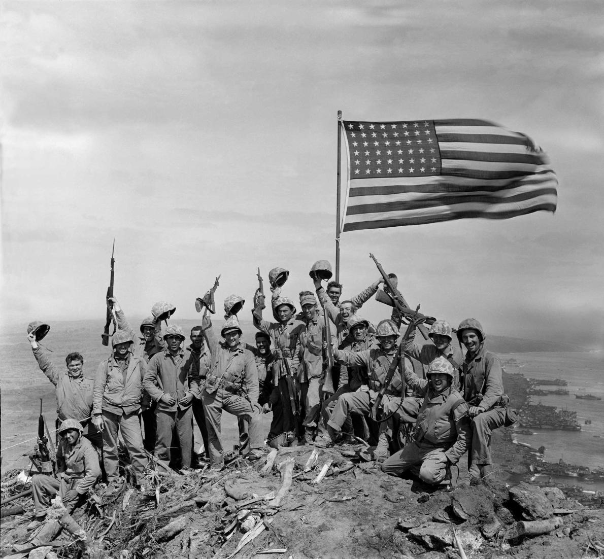 ギャラリー 硫黄島 摺鉢山に米国旗を掲げた兵士たち 写真6点 ナショナルジオグラフィック日本版サイト