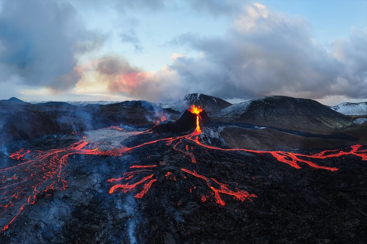 ギャラリー:大迫力、アイスランドの火山噴火と詰めかける人々 写真9点ナショナルジオグラフィック日本版サイト