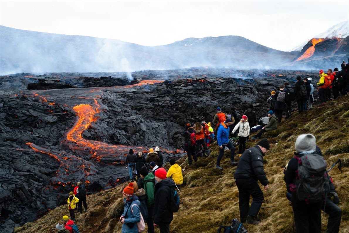 ギャラリー:大迫力、アイスランドの火山噴火と詰めかける人々 写真9点ナショナルジオグラフィック日本版サイト