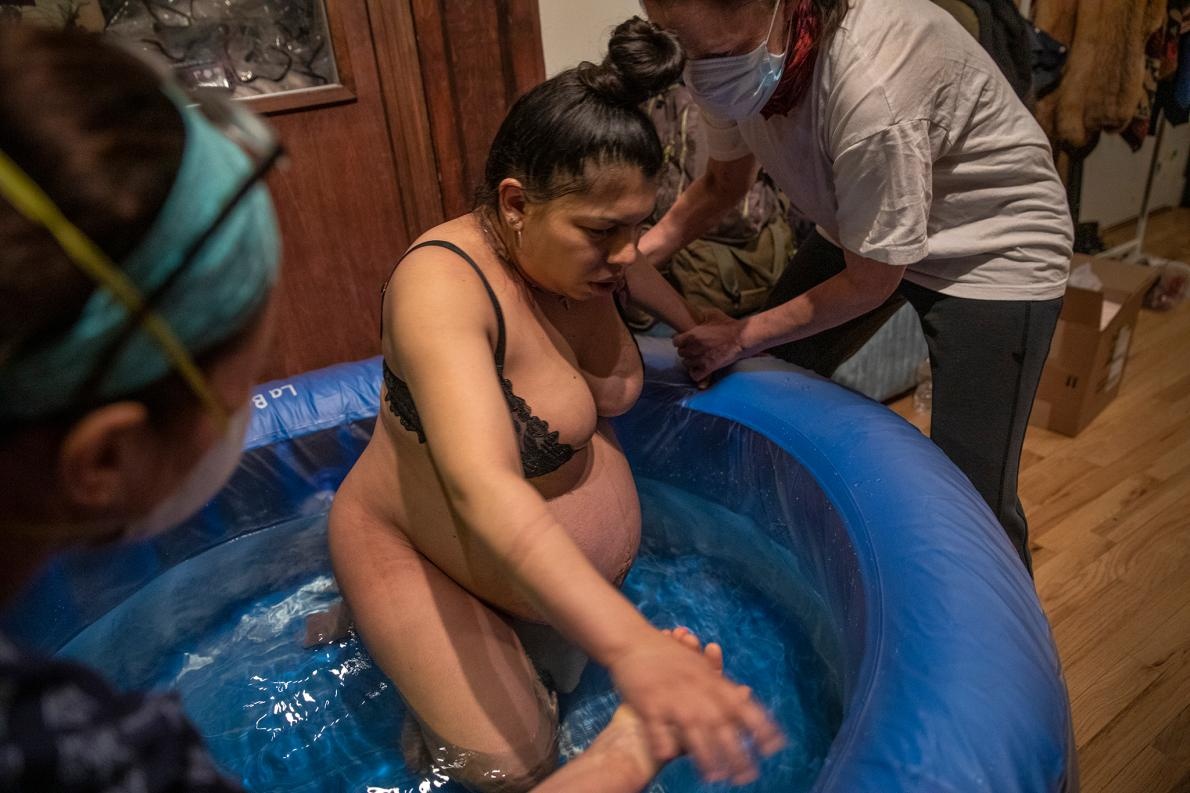 ギャラリー 新型コロナ患者で溢れる病院よりも自宅出産を選ぶ女性たち 写真15点 ナショナルジオグラフィック日本版サイト