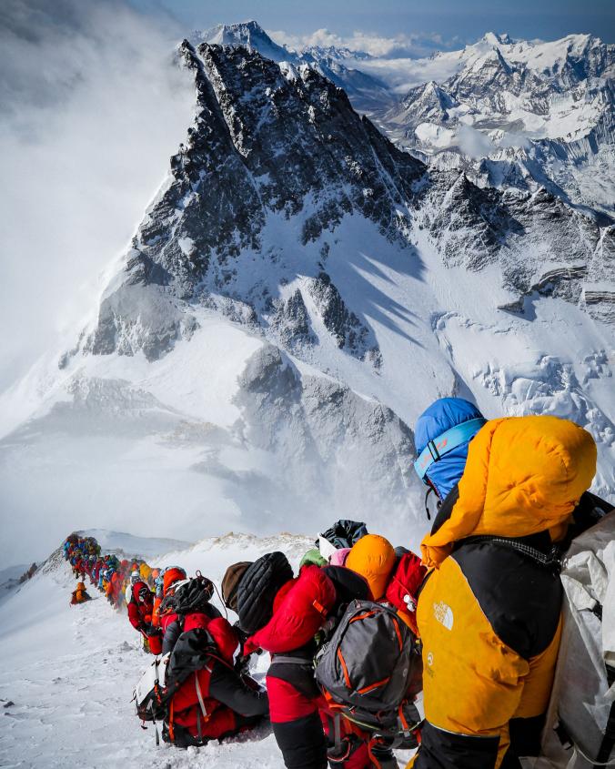 ギャラリー エベレスト 頂上付近の大渋滞 写真6点 ナショナルジオグラフィック日本版サイト