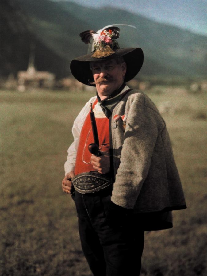 ギャラリー：100年前の写真で見る世界の民族衣装、帽子をかぶる人々