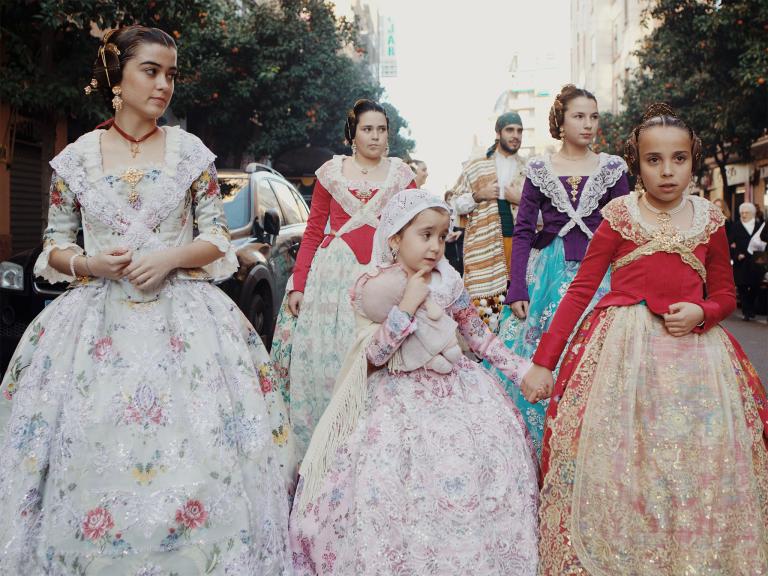 ギャラリー スペインの火祭りを彩る 華やかな民族衣装 写真14点 ナショナルジオグラフィック日本版サイト