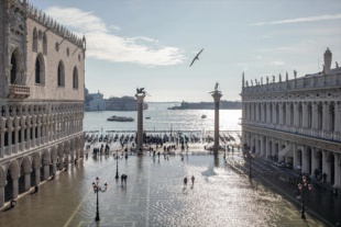 ギャラリー：動き出した巨大水門、ベネチアの浸水を防ぐ一方で膨らむ不安　写真17点