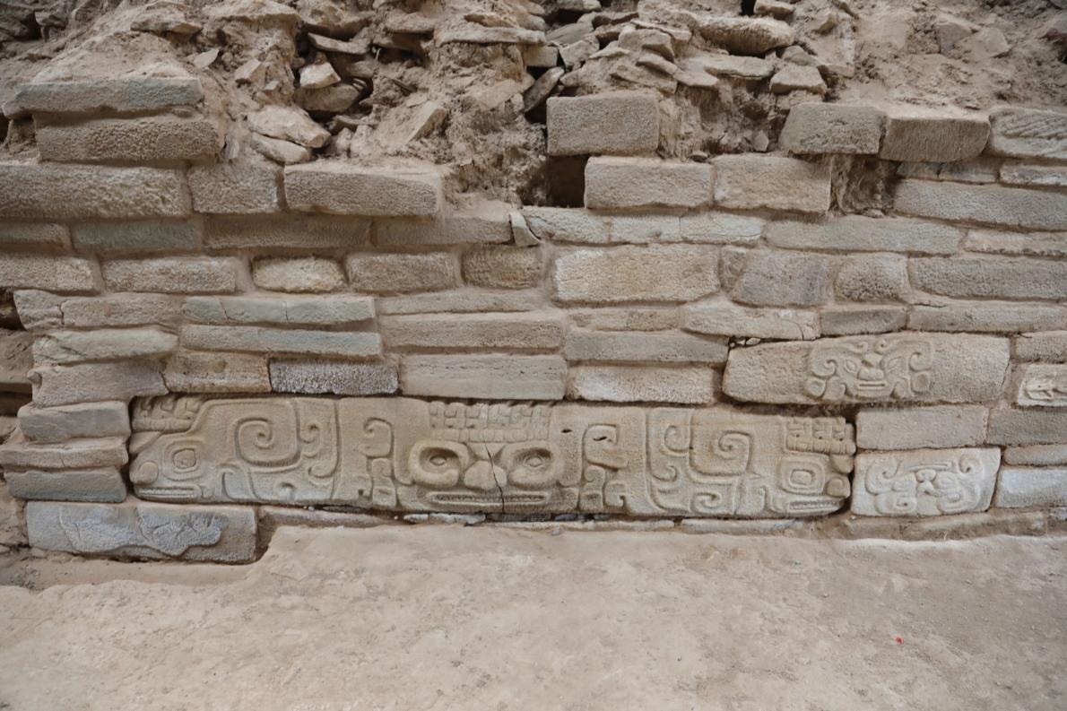 思い切り値下‼️激レア️イランの額絵‼️遺跡の石片に細密画️額装はイスラムデザイン‼️ 吉野ヶ里遺跡「謎のエリア」から出土の石棺墓、実寸大レプリカを公開