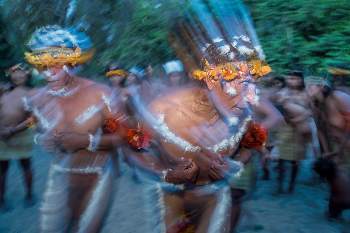 南米裸族 水浴び