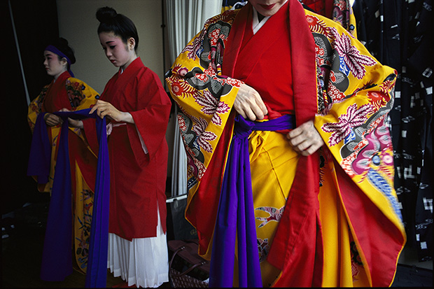 琉球の伝統を守る踊り手たち