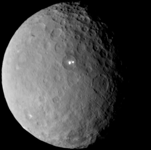 準惑星ケレス、謎の明るい点は水蒸気噴出かナショナルジオグラフィック日本版サイト