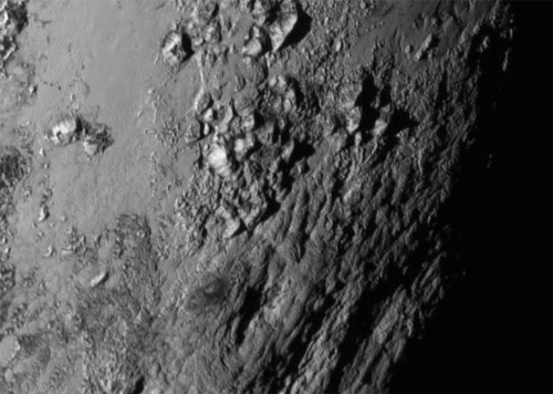 冥王星の衛星カロンに謎の黒い領域 ナショナルジオグラフィック日本版サイト