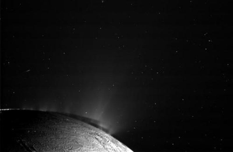 土星探査機カッシーニ、エンケラドスの間欠泉に突入 | ナショナル ジオ