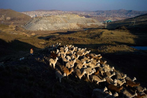巨大な穴にのみ込まれる町 ペルーの鉱山 ナショナルジオグラフィック日本版サイト