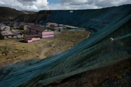 巨大な穴にのみ込まれる町 ペルーの鉱山 ナショナルジオグラフィック日本版サイト