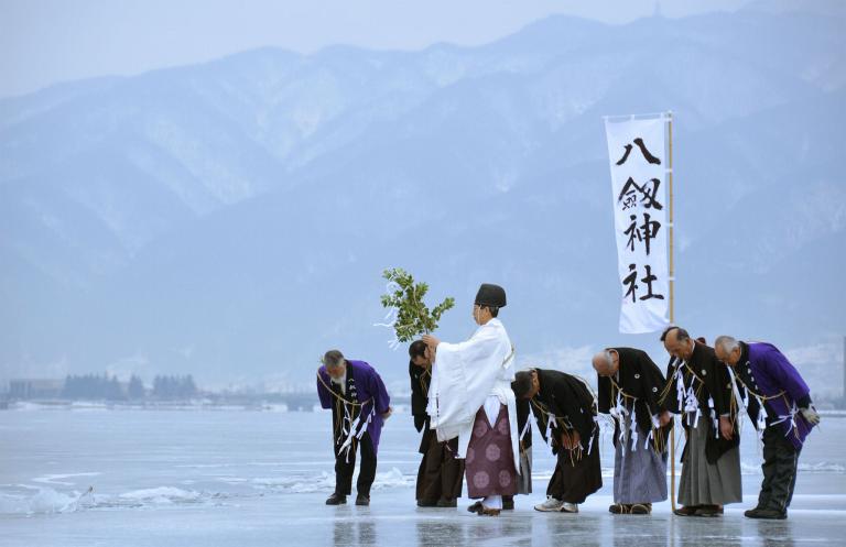 諏訪湖の御神渡り600年の記録が伝える気候変動 ナショナルジオグラフィック日本版サイト