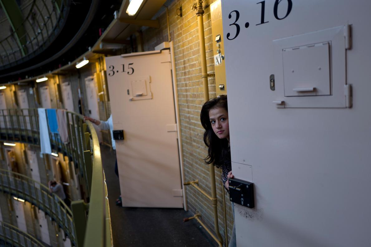 閉鎖した刑務所に暮らす難民 写真14点 オランダ ナショナルジオグラフィック日本版サイト