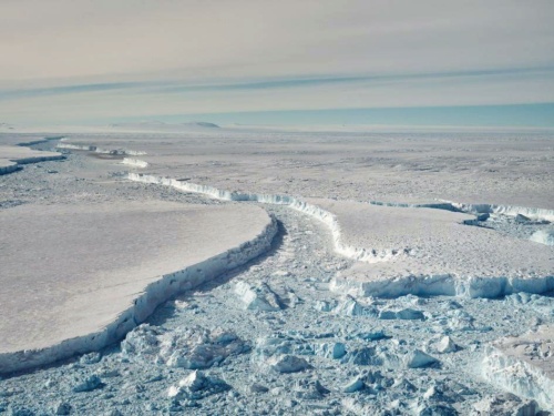 南極で巨大氷山の誕生を目撃 山手線内側のほぼ倍 ナショナルジオグラフィック日本版サイト