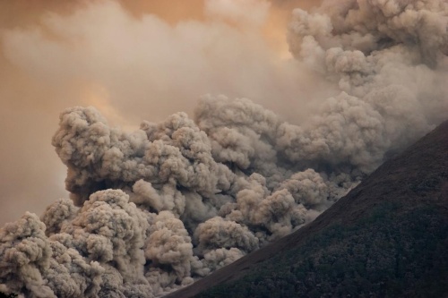 高温のガス、灰、岩からなる火砕流が、インドネシア、ジャワ島中央部にある活火山ムラピの斜面を流れ落ちる。(PHOTOGRAPH BY TOM PFEIFFER, VOLCANO DISCOVERY, GETTY IMAGES)