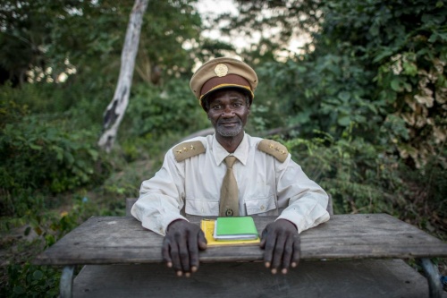 ジョルジェ・テネンテ・トゾ氏は歴代の長のひとり。彼はこの日、村人たちに24頭のライオンの導入計画を説明するという責務を抱えていた。ライオンの再導入にあたっては、村の安全を優先しなければならない。難しい課題だ。(PHOTOGRAPH BY AMI VITALE, NATIONAL GEOGRAPHIC)