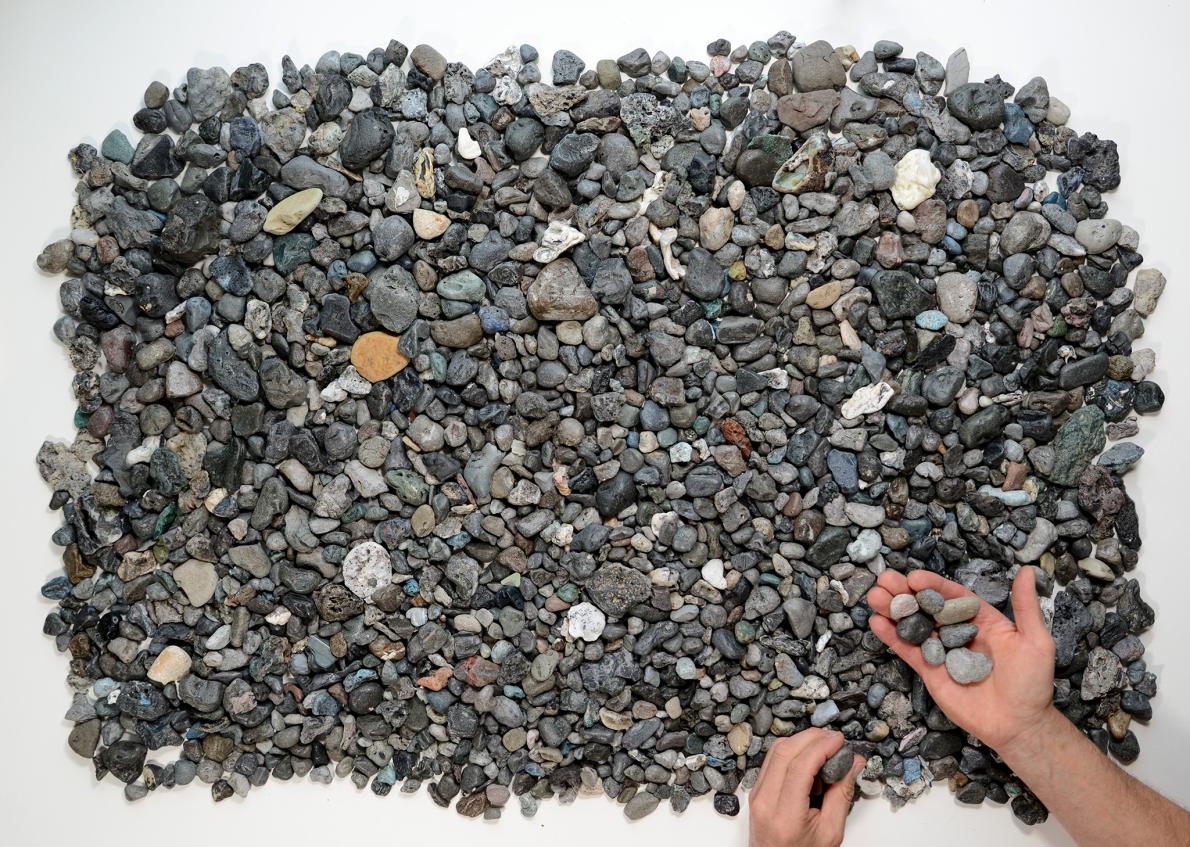 新たなプラ汚染問題 石そっくりのプラスチック ナショナルジオグラフィック日本版サイト
