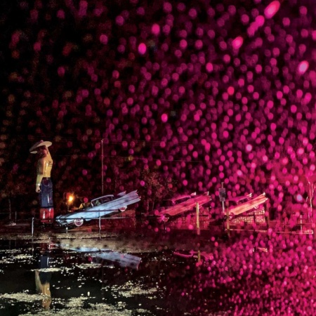 テキサス州アマリロにあるキャンプ場。展示されている往年のキャデラックが、雨にぬれていた。自動車はこの100年、米国文化の象徴だったが、世界で10億台を優に超す車が気候変動の一大要因となっている今、車文化の見直しが必要だ。(PHOTOGRAPHS BY DAVID GUTTENFELDER)