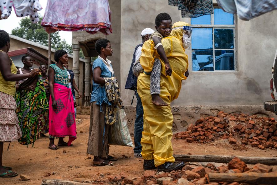 2019年、コンゴ民主共和国（DRC）北東部の街ベニ。保健スタッフが救急車にカクレ・カベンディブワくん（14）を運ぶ。この前日、姉妹がカクレくんを近くの保健センターに連れて行ったが、治療センターに行くことを勧められると、逃げ出してしまった。保健センターから連絡を受けた世界保健機関（WHO）が家族を発見。家族は地域の啓発担当者と何時間も話し合った末、カクレくんを救急車で搬送することに同意した。（PHOTOGRAPH BY NICHOLE SOBECKI）