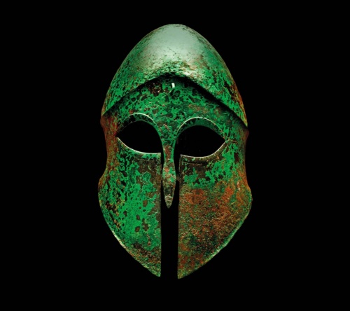 「コリント式」と呼ばれる古代ギリシャの兜。紀元前5世紀。独ミュンヘン、州立古代美術博物館。(PETER HORREE/ALAMY)