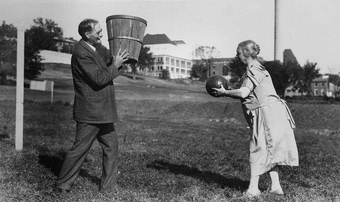 バスケットボールを考案したカナダ系米国人のジェームス・ネイスミスとその妻モード・エヴェリン・シャーマン・ネイスミス。（PHOTOGRAPH VIA AGEFOTOSTOCK / ALAMY STOCK PHOTO）