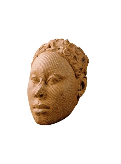 素焼きの男性頭像。このようなヨルバの支配者の頭像は、すべてイフェで作られた。最盛期のイフェは、素焼きの彫刻や、ヨーロッパから輸入した銅の加工など、職人の技術力の高さで知られていた。12～15世紀。ドイツ、ベルリンの民族学博物館蔵。レオ・フロベニウスのコレクションより。（BPK/SCALA, FLORENCE）