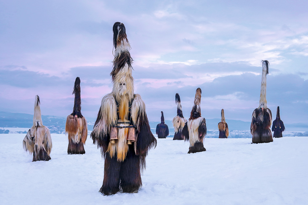 二つの世界を行き来する、仮装の奇祭 | ナショナル ジオグラフィック