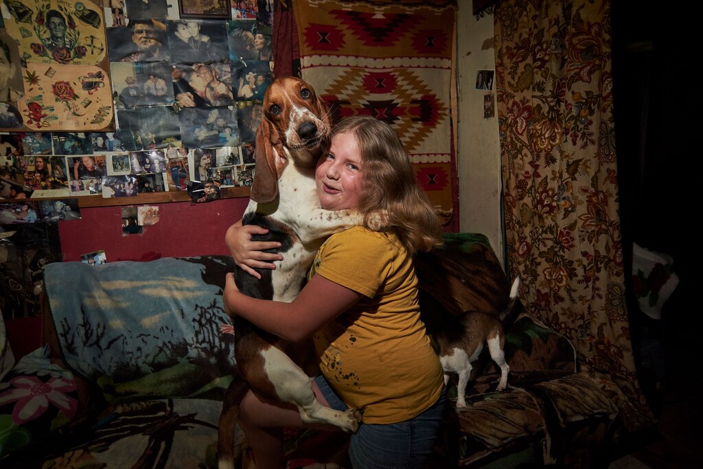 米ウェストバージニア州ブーン郡の少女と飼い犬。（PHOTOGRAPH BY STACY KRANITZ）