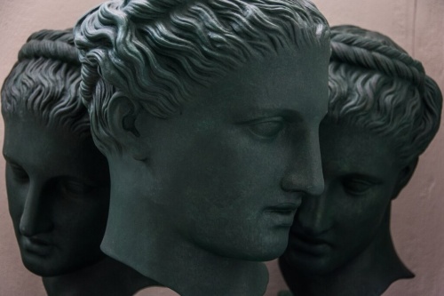 ギリシャの首都アテネの南にある工房。古代ギリシャの詩人サッフォーの石こう像がつくられている。これらのレプリカは国内の美術館や博物館の土産店で販売される。(PHOTOGRAPH BY DEMETRIOS IOANNOU)