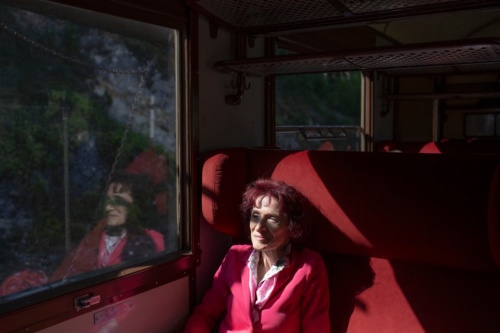 イタリアの「シベリア鉄道」に乗って、アブルッツォ州の美しい景色を楽しむ女性。歴史あるスルモーナ＝カルピノーネ線の復活は、イタリアの鉄道旅行人気に再び火をつけた。（Photograph by Chiara Negrello）