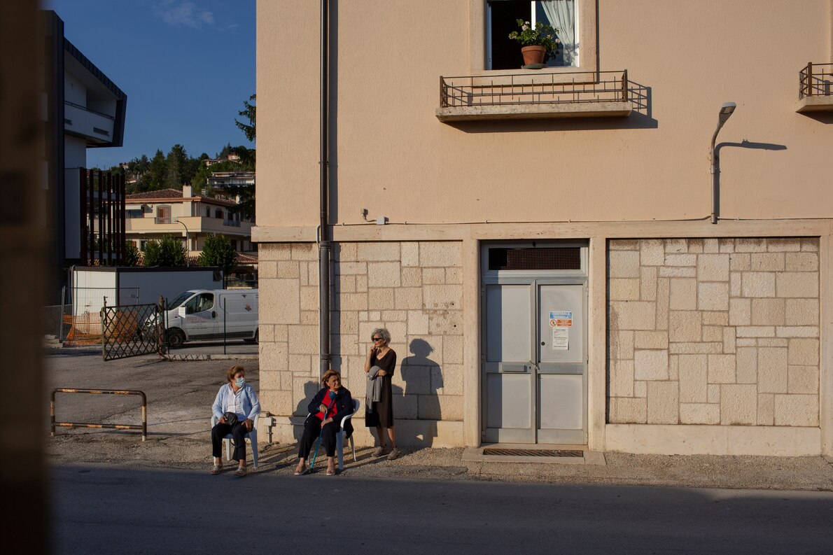 スルモーナ=カルピノーネ線の沿線の通りに集まる女性たち。（Photograph by Chiara Negrello）
