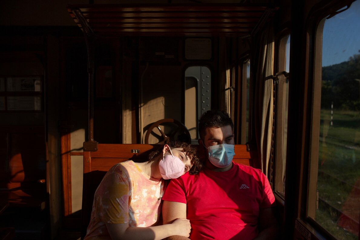 スルモーナ＝カルピノーネ線に乗り、夕方の景色を楽しむカップル。（Photograph by Chiara Negrello）