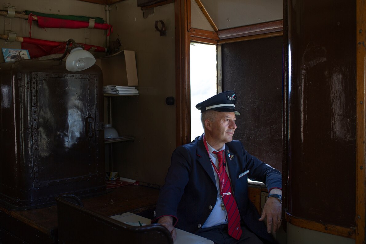 車掌のマルチェロ・ダミーコ氏は、毎週末、この歴史的な列車に乗り組んでいる。（Photograph by Chiara Negrello）