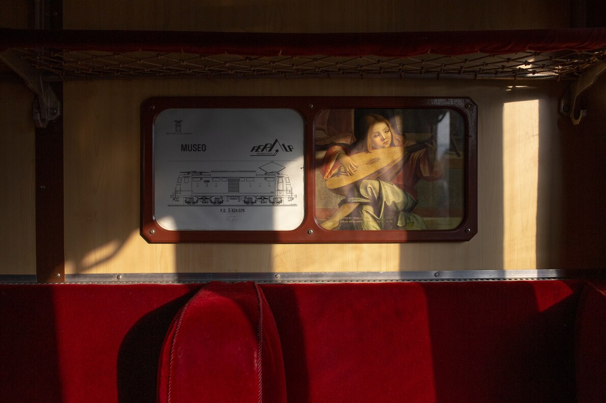 各車両にはイタリア絵画の複製画や列車に関する情報が掲示されている。（Photograph by Chiara Negrello）