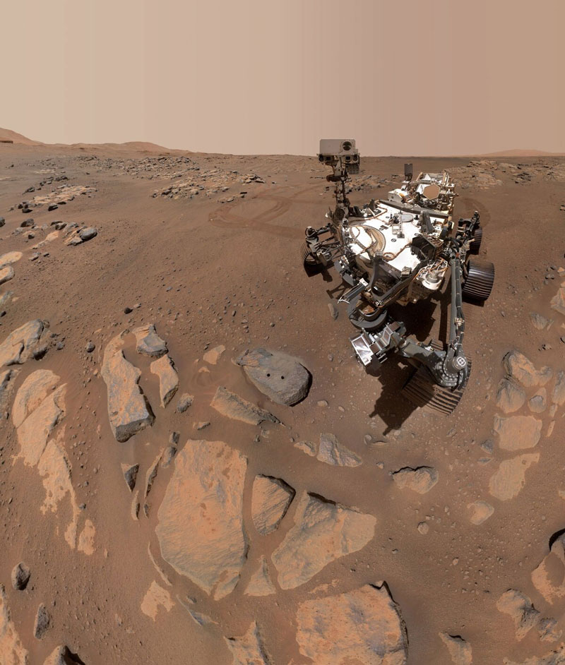NASAの火星探査車「パーシビアランス」が、ミッション開始から198火星日目となる2021年9月10日に「ロシェット」という愛称の岩の前で撮影した自撮り写真。岩の表面には、探査車がサンプル採取のためにロボットアームを使ってあけた孔が2つ見える。（PHOTOGRAPH BY NASA, JPL-CALTECH, MSSS）