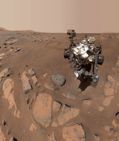 NASAの火星探査車「パーシビアランス」が、ミッション開始から198火星日目となる2021年9月10日に「ロシェット」という愛称の岩の前で撮影した自撮り写真。岩の表面には、探査車がサンプル採取のためにロボットアームを使ってあけた孔が2つ見える。(PHOTOGRAPH BY NASA, JPL-CALTECH, MSSS)