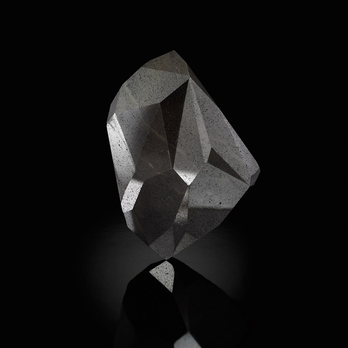 555.55カラットのエニグマは、カットされたダイヤモンドとしては世界最大。カーボナードと呼ばれるブラックダイヤモンドは巨大なものが見つかることもあるが、普通のダイヤモンドよりさらに硬いため、カットが非常に難しい。（PHOTOGRAPH BY SOTHEBY'S）
