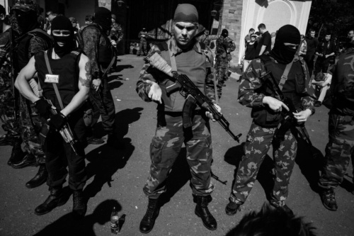 2014年5月25日、ウクライナ東部のドネツクで、警戒にあたる親ロシア派武装勢力。(PHOTOGRAPH BY STANLEY GREENE, NOOR/REDUX)