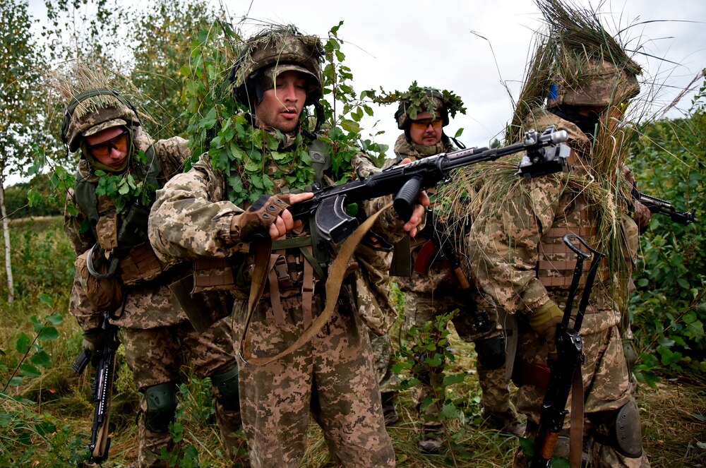 ウクライナ西部のリビウ州で、合同軍事演習に参加するウクライナ軍兵士。この演習は、ウクライナ、米国、NATO加盟国および「平和のためのパートナーシップ」（PfP）加盟国が参加する合同軍事演習「ラピット・トライデント2020」の一環として、実施された。（PHOTOGRAPH BY STRINGER, SPUTNIK/ AP）