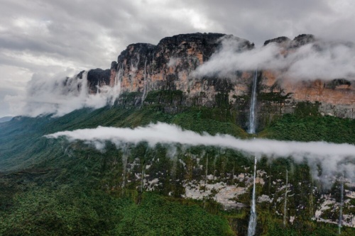 南米のガイアナ、ブラジル、ベネズエラの国境が交わる多雨林にそびえるロライマ山。地元の人々はこの山のように頂上が台地状になった山を「テプイ」と呼ぶ。何億年も前にあった高原が浸食されてできた地形だ。（PHOTOGRAPH BY RENAN OZTURK）