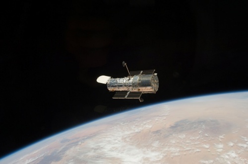 ハッブル宇宙望遠鏡を使い、銀河団の重力を拡大鏡として利用することで、観測史上最も遠く、最も古い恒星を発見することができた。(PHOTOGRAPH BY NASA)