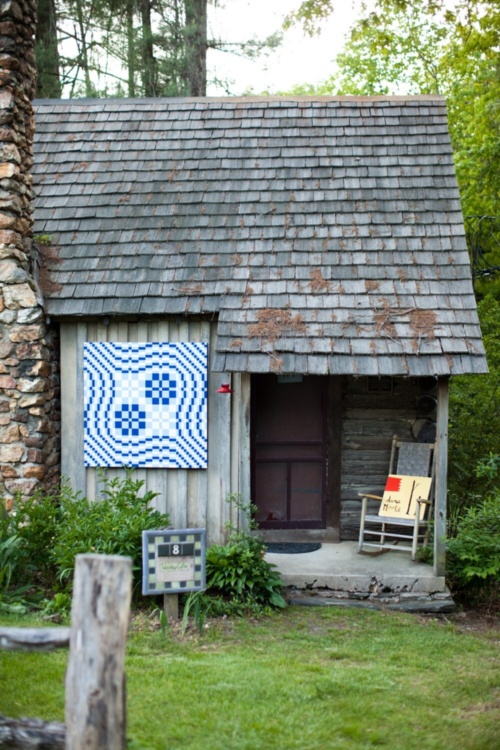 米ノースカロライナ州に新設されたブルーリッジ・クラフト・トレイルズの見どころのひとつ、アシュビル北東の山中で1923年に開校したペンランド・スクール・オブ・クラフト。ギャラリーやアトリエ、学校を巡れば、アパラチア地域で育まれた工芸の伝統を垣間見ることができる。(PHOTOGRAPH BY HEATHER AHRENS, ALAMY STOCK PHOTO)