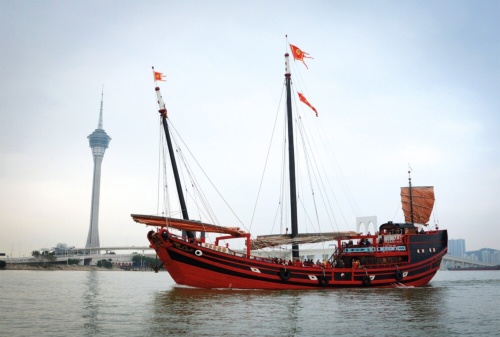 マカオに寄港中の南海1号のレプリカ船。2014年に建造された。華北から撤退後に再興された南宋(1127年~1279年)は、急速に商業海運を発展させた。主に、船体が長方形で船尾のラダーで舵取りをするジャンク船が使用された。南海1号の構造も、この時代のジャンク船の典型的な作りと合致している。(MARITIME SILK ROAD MUSEUM OF GUANGDONG)