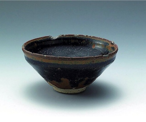 1180年代に出港後まもなく沈没した南海1号には、最大8万点もの大量の商品が積まれていた。その多くは陶磁器で、安価な普及品から最高級品まで多岐にわたる。写真は、福建省の建窯(けんよう)で作られた黒釉(こくゆう)の器。(MARITIME SILK ROAD MUSEUM GUANGDONG)