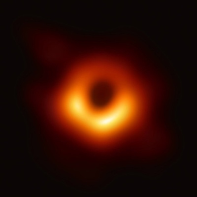 国際研究グループが撮影したとするM87銀河の巨大ブラックホール(イベント・ホライズン・テレスコープ・コラボレーション提供)