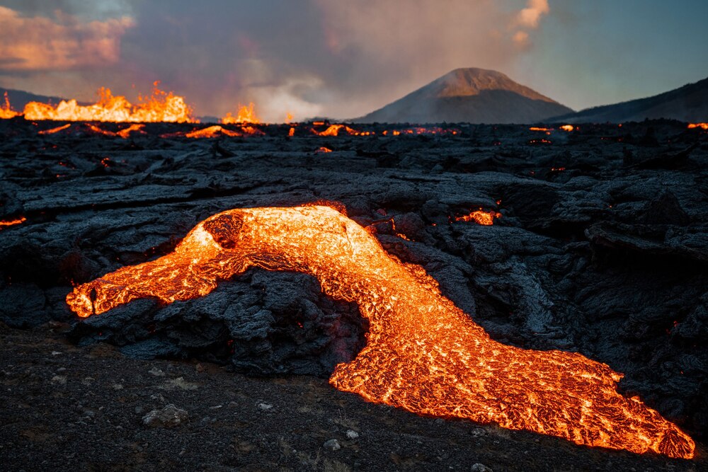 眠りから覚めたアイスランドの火山、奇妙な溶岩は何を示す