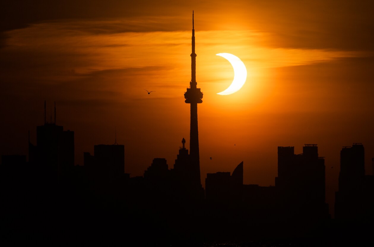 2021年6月10日、カナダのトロントで観測された部分日食。（PHOTOGRAPH BY MARK BLINCH, GETTY IMAGES）