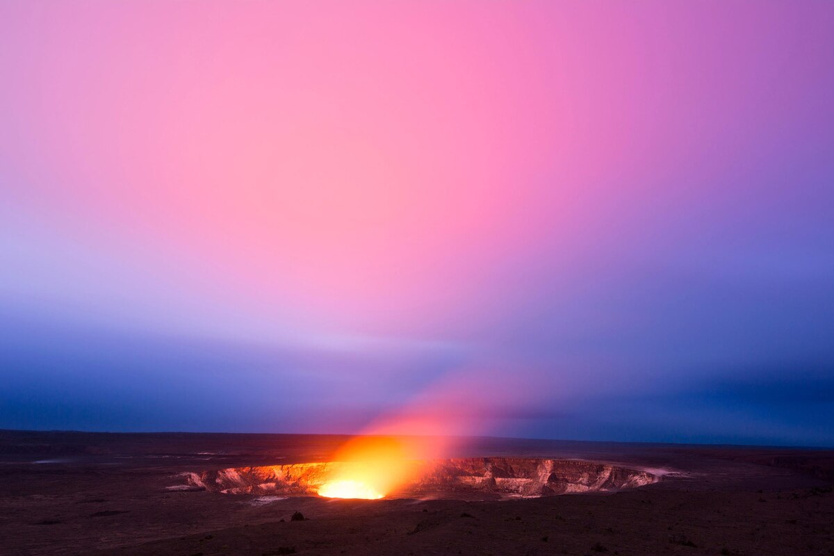 ハワイのキラウエア火山のカルデラで光る溶岩湖。夕方、長時間露光で撮影。（PHOTOGRAPH BY JOE BELANGER, ALAMY STOCK PHOTO）